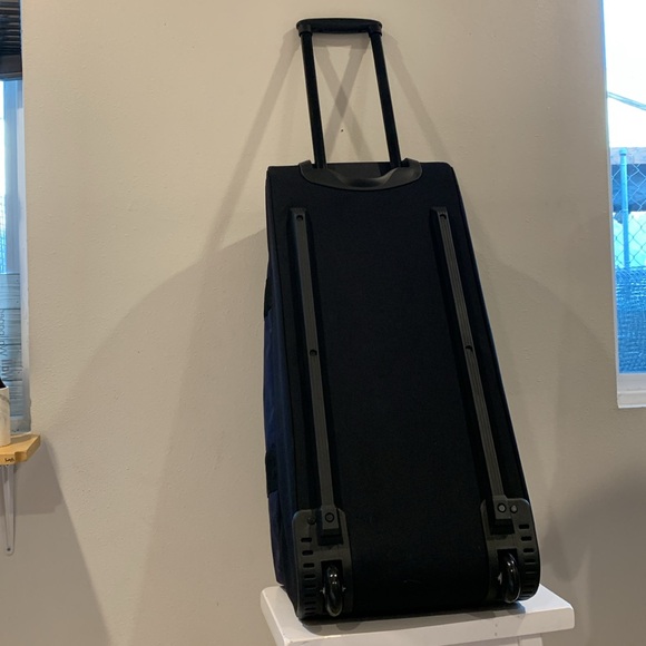 NWOT L.L.BEAN TRAVEL DUFFLE ROLLING BAG TWO WHEELS NAVY /BLACK - Picture 7 of 12